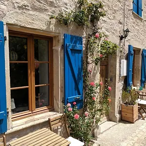 Rue Des Fleurs Puycelsi Hébergement de vacances